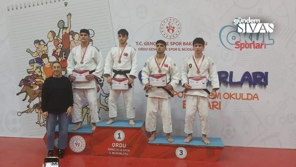 Sivaslı Sporculardan Odru'da 5 Madalya