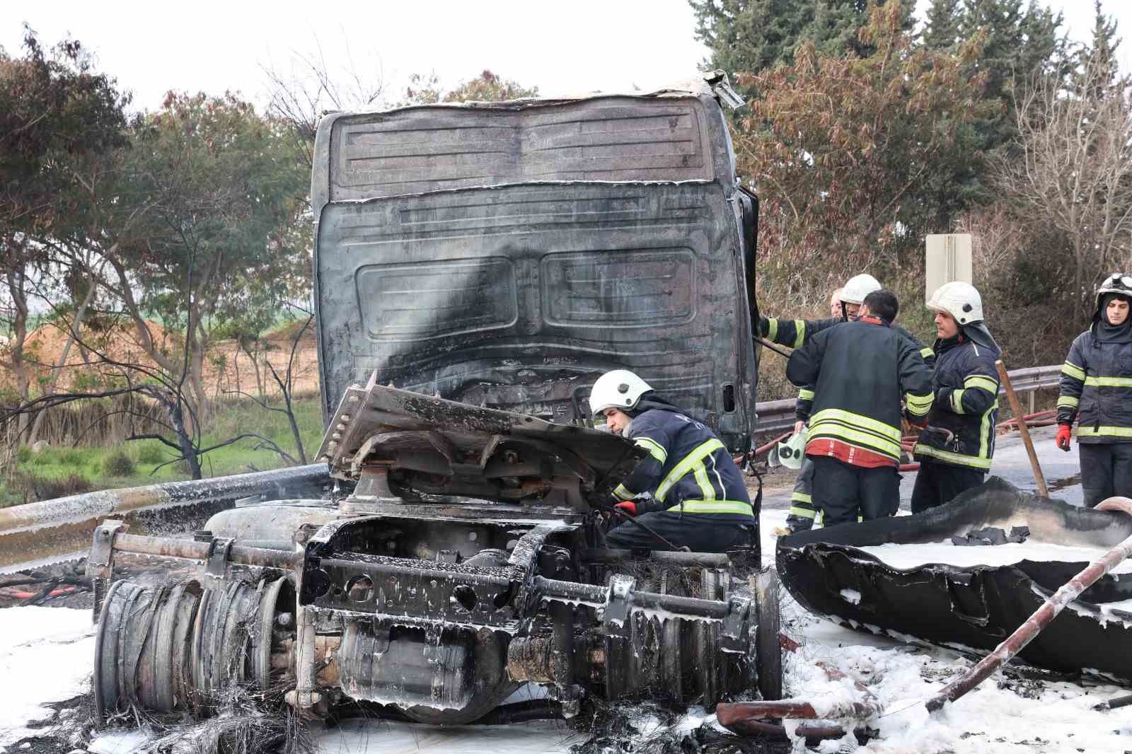 Adana'da tanker devrildi, otoyol kapanarak 5 kilometrelik kuyruk oluştu - Birlik Haber Ajansı