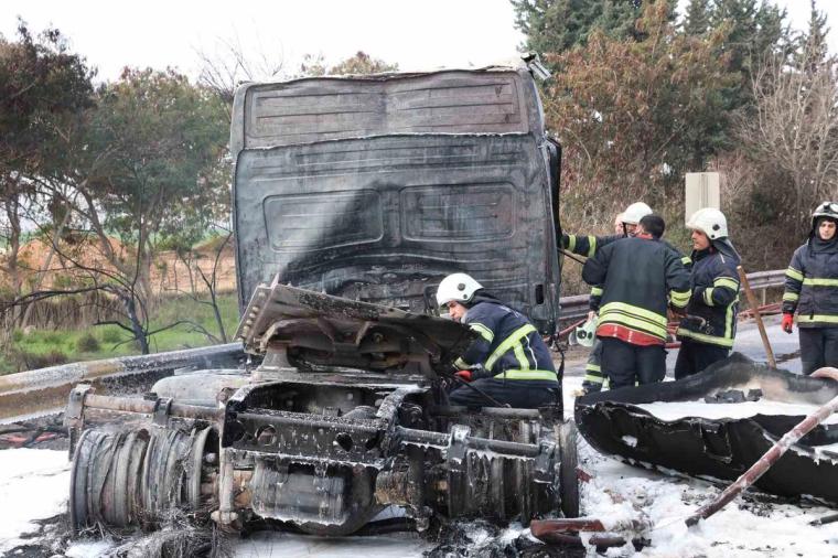 Adana'da tanker devrildi, otoyol kapanarak 5 kilometrelik kuyruk oluştu - Birlik Haber Ajansı