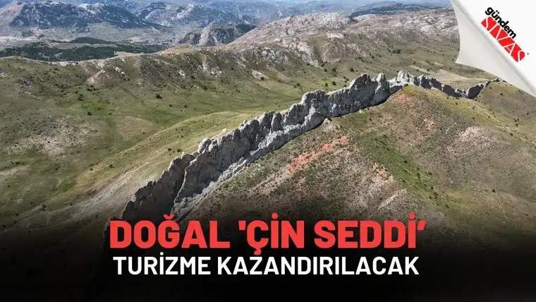 Dağlık arazide uzanan, kayalardan oluşmuş uzun ve dar bir doğal sırt havadan görülüyor.
