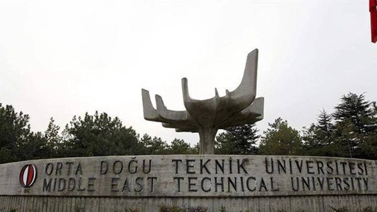 Orta Doğu Teknik Üniversitesi yazılı taş tabelanın arkasında metal bir heykel ve ağaçlar görülüyor.