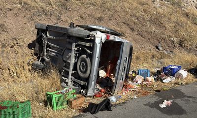 Sivas-Erzincan Karayolunda Kaza: Hafif Ticari Araç Devrildi, 4 Yaralı