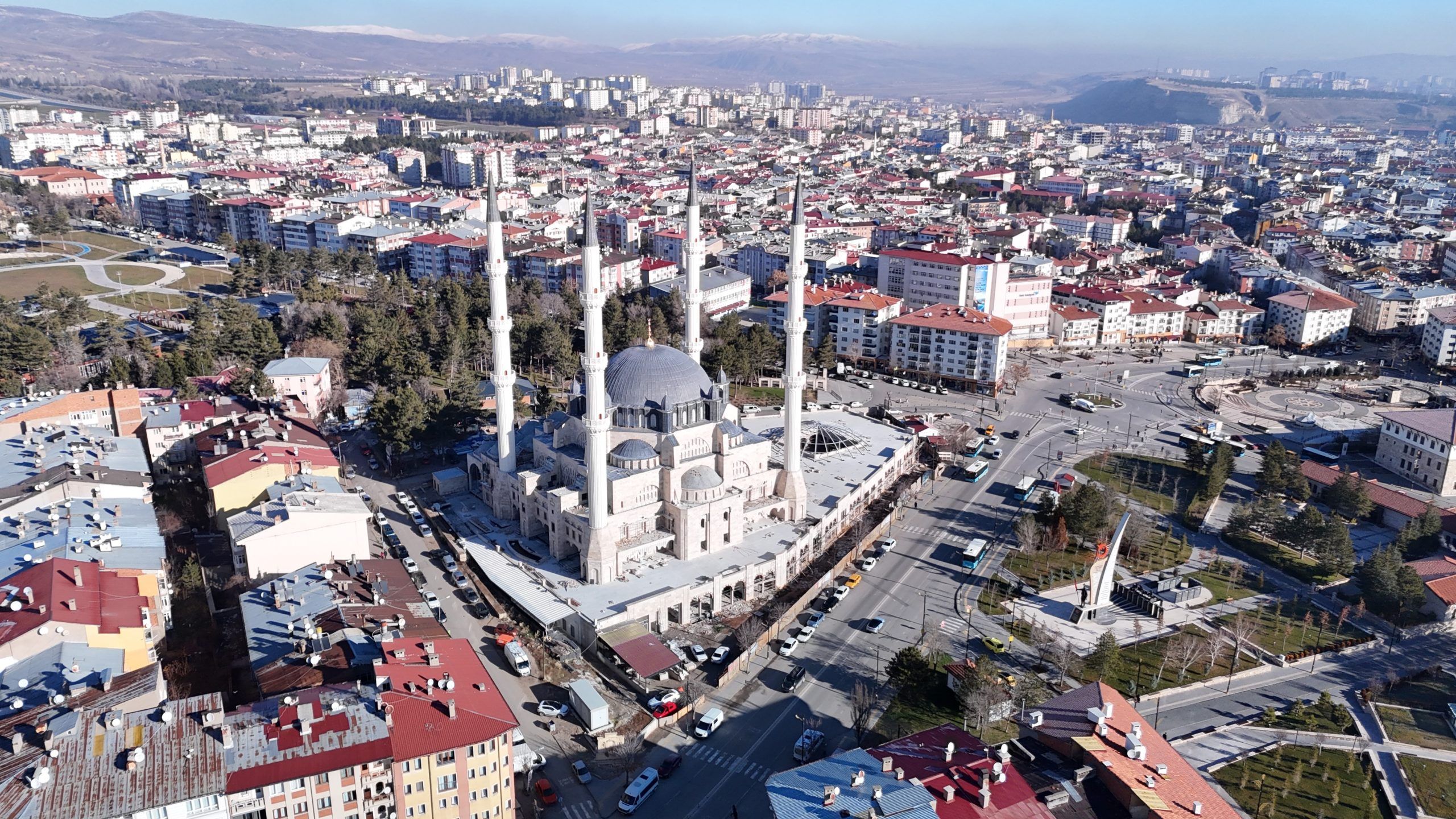 Yeni inşa edilen cami, çevresindeki binalarla birlikte havadan görünümde yer alıyor.