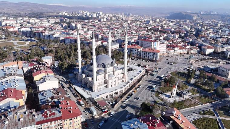 Yeni inşa edilen cami, çevresindeki binalarla birlikte havadan görünümde yer alıyor.