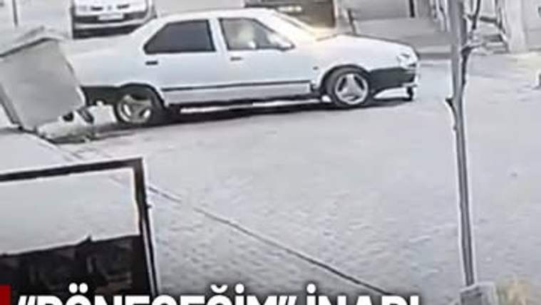 Beyaz bir otomobil, çöp konteynerine çarparak kaldırımda duruyor.