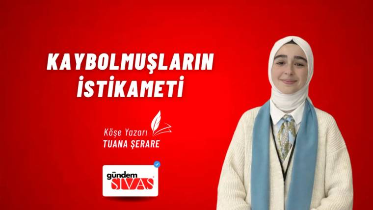 Kırmızı arka planda gülümseyen bir kadın, beyaz başörtüsü ve mavi bir atkı takıyor.