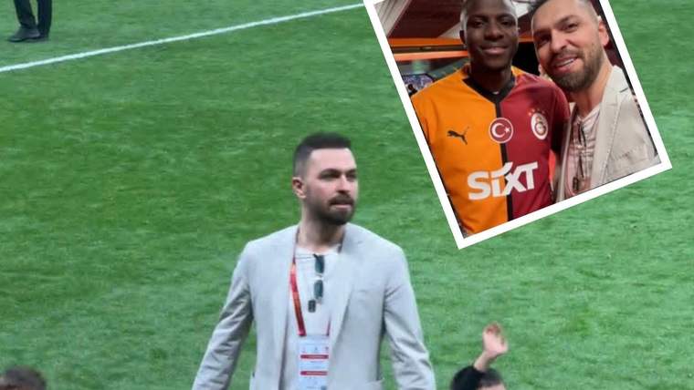 Futbol sahasında ceketli bir adam, iki çocukla yürürken; sağ üstte turuncu formalı iki kişinin selfie karesi yer alıyor.