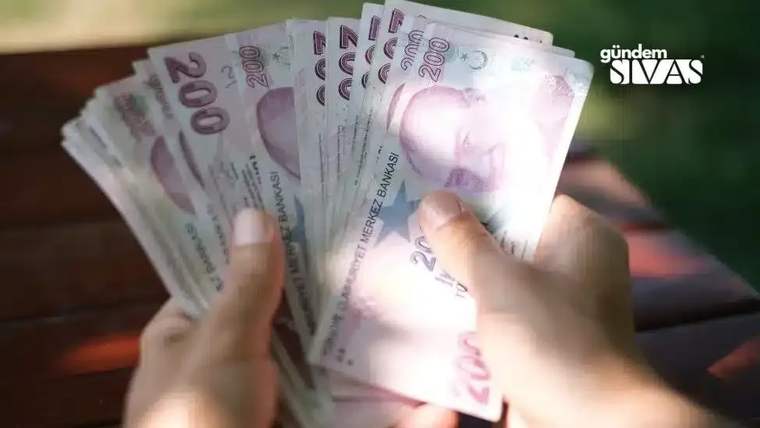 Eller, üzerinde 200 TL ibaresi görülen çok sayıda banknotu bir arada tutarak sayıyor.