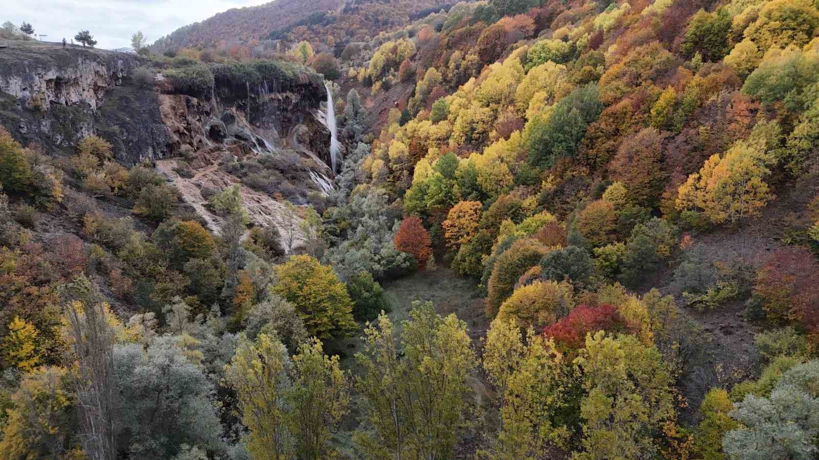 Dipsiz Göl  sonbahar manzaraları görenleri mest ediyor