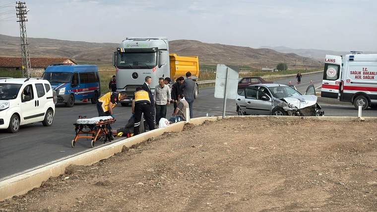 4 kişi yaralandı: Kaza Ulaş’ta iki otomobilin çarpışmasıyla oldu