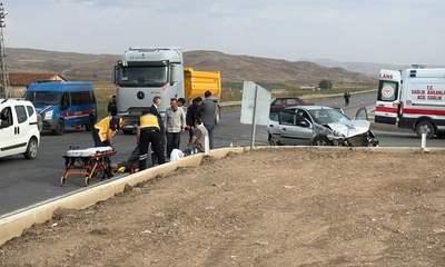 4 kişi yaralandı: Kaza Ulaş’ta iki otomobilin çarpışmasıyla oldu