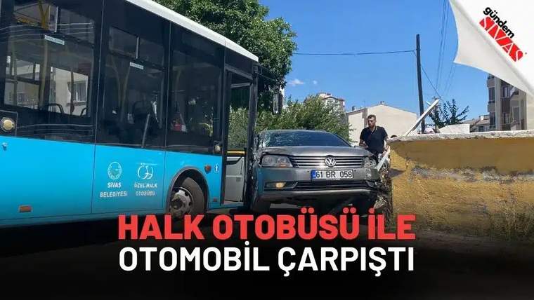 Sivas Belediyesi yazılı mavi halk otobüsü, park halindeki otomobilin yanında; bir kişi araçların arasında duruyor.