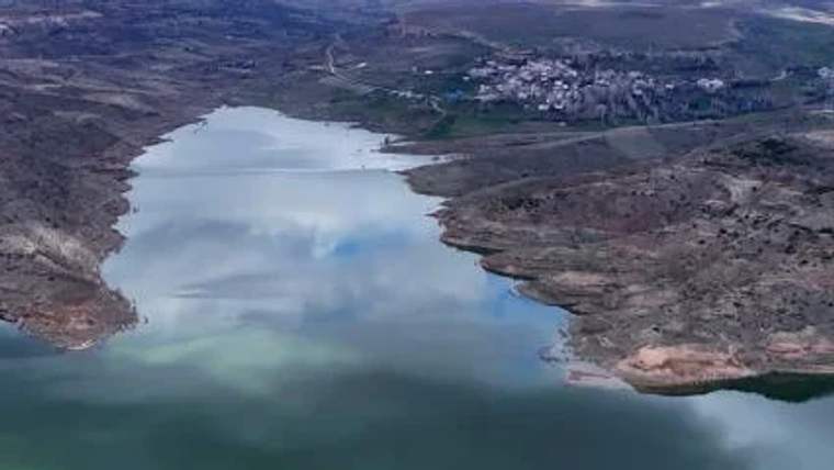 Sivas'ta bir barajın su yüzeyi, çevresindeki doğal manzara ile birlikte görünmekte.