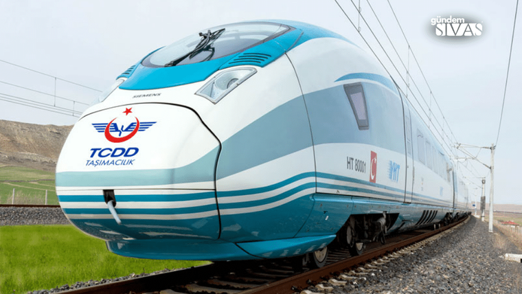 Mavi ve beyaz renkte hızlı tren, raylar üzerinde ilerliyor.