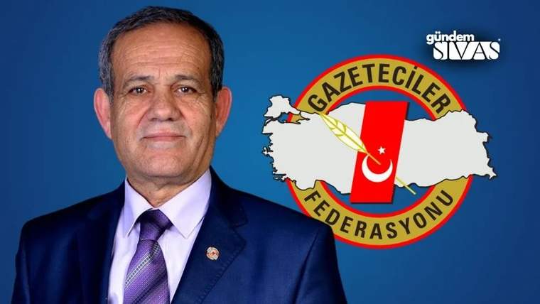 Koyu mavi arka planda, takım elbise giymiş bir kişi gülümseyerek poz veriyor; arkasında Türkiye haritası ve Türk bayrağı bulunan bir logo var.