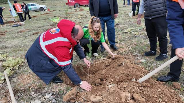Divriği'de Gençlerden 'Yeşil İzler': 100 Fidan Toprakla Buluştu
