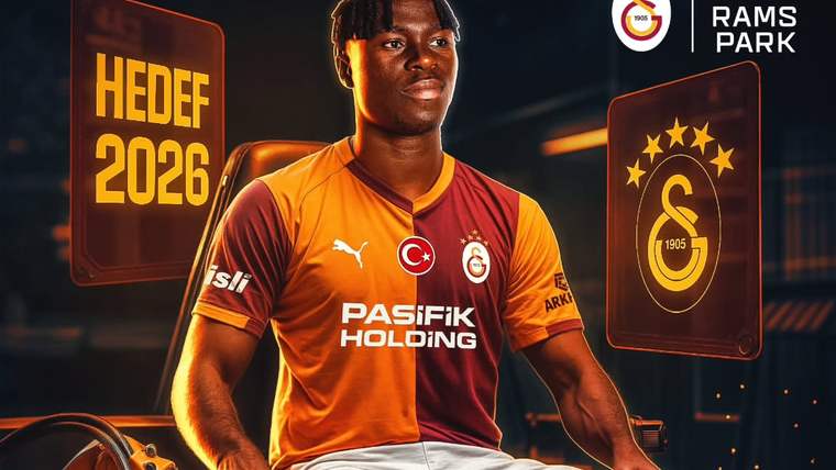 Galatasaray forması giyen kişi, mekanik düzenekler arasında oturuyor; arka planda “HEDEF 2026” yazısı görülüyor.
