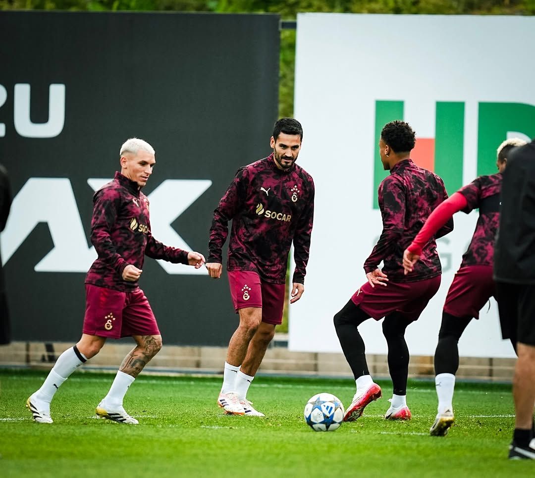 Galatasaray futbol takımı, antrenman yaparken oyuncuların bir arada olduğu bir sahne.