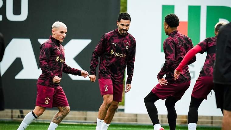 Galatasaray futbol takımı, antrenman yaparken oyuncuların bir arada olduğu bir sahne.
