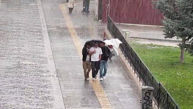 Sivas’ta öğle saatlerinde sağanak günlük akışı yavaşlattı