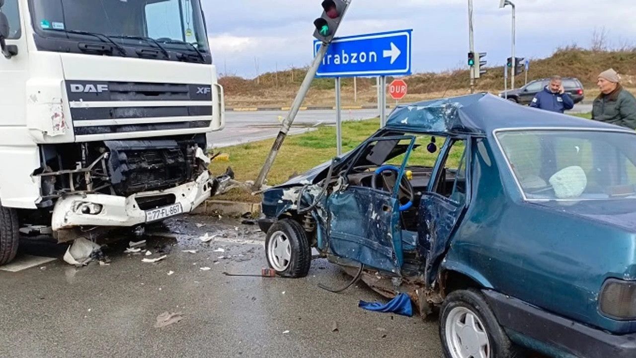 Vakfıkebir’de TIR ile taksi çarpıştı: 3 yaralı - Birlik Haber Ajansı