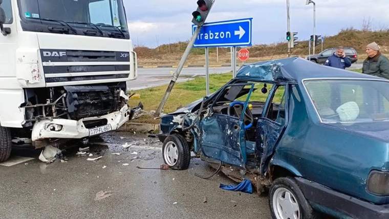 Vakfıkebir’de TIR ile taksi çarpıştı: 3 yaralı - Birlik Haber Ajansı