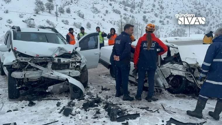 Karla kaplı yolda iki araç arasında meydana gelen trafik kazasında, acil durum ekipleri çalışıyor.