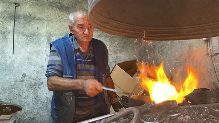 Kars'ta yarım asrı aşkın süredir demire şekil veriyor - Birlik Haber Ajansı