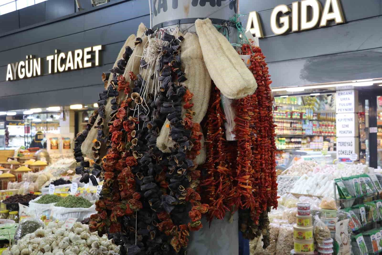 Sivas pazarında hazır kurutmalık biber ve patlıcan talebi arttı