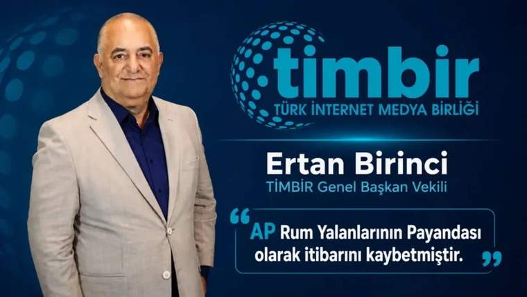 TİMBİR Genel Başkan Vekili Ertan Birinci, mavi arka planda konuşuyor.