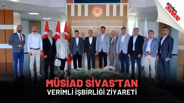 Sivas Cumhuriyet Üniversitesi tabelası önünde, Türk bayrakları arasında yan yana duran bir grup kişi.