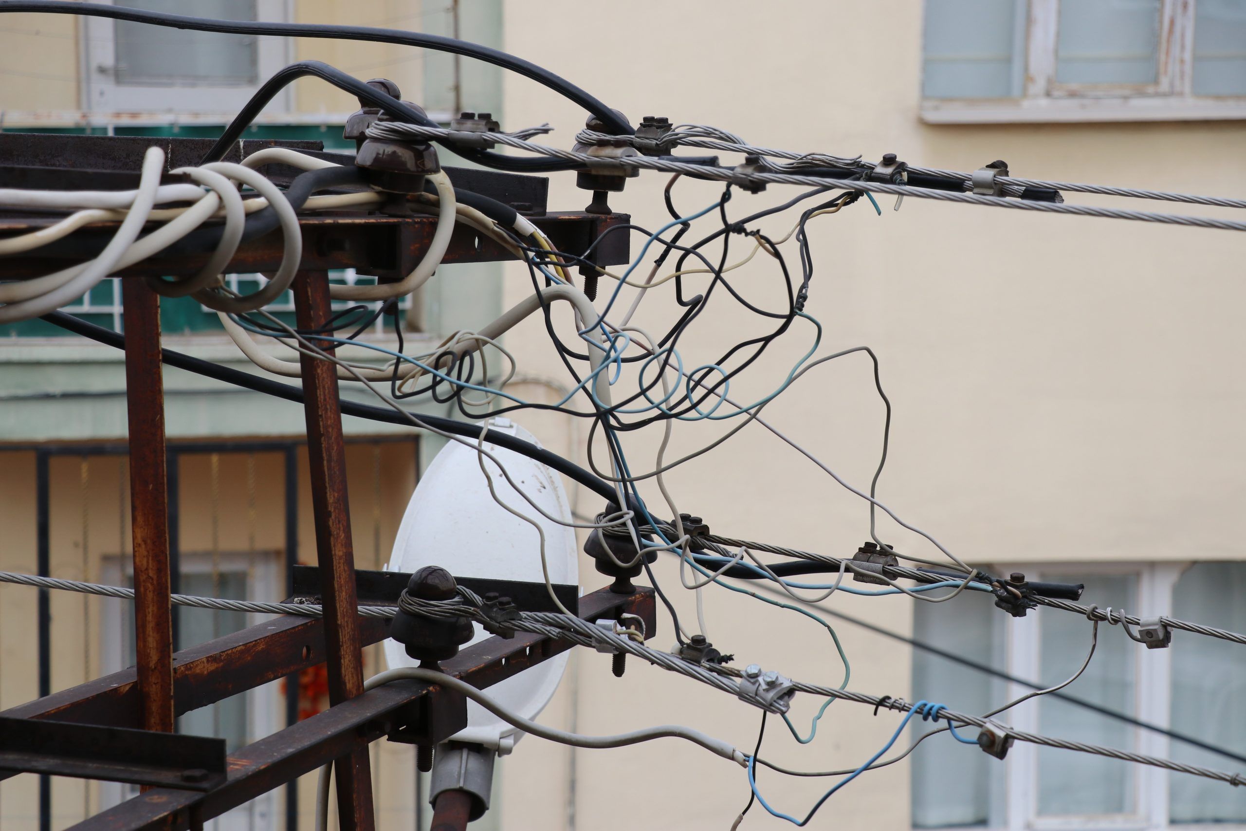Sivas’ta 20 Yıllık Elektrik Direği Yağmurda Kıvılcım Saçıyor: Vatandaş ÇEDAŞ’tan Çözüm Bekliyor