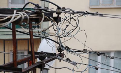 Sivas’ta 20 Yıllık Elektrik Direği Yağmurda Kıvılcım Saçıyor: Vatandaş ÇEDAŞ’tan Çözüm Bekliyor