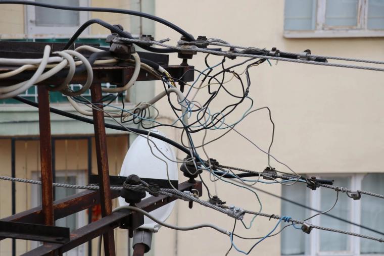Sivas’ta 20 Yıllık Elektrik Direği Yağmurda Kıvılcım Saçıyor: Vatandaş ÇEDAŞ’tan Çözüm Bekliyor