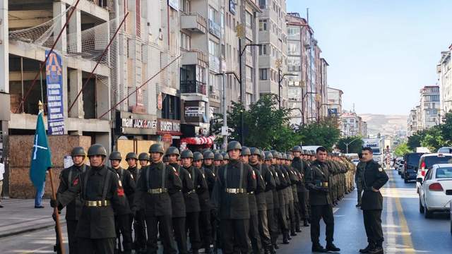 Sivas’ta 30 Ağustos Hazırlığı: İstasyon Caddesi’nde Askerler Görüntülendi