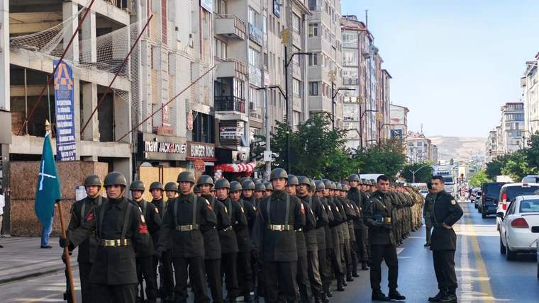 Sivas’ta 30 Ağustos Hazırlığı: İstasyon Caddesi’nde Askerler Görüntülendi