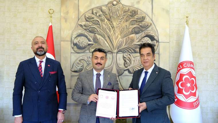 Selçuk Anadolu Lisesi ve Sivas Cumhuriyet Üniversitesi yetkilileri, belgeleri tutarak poz veriyor.