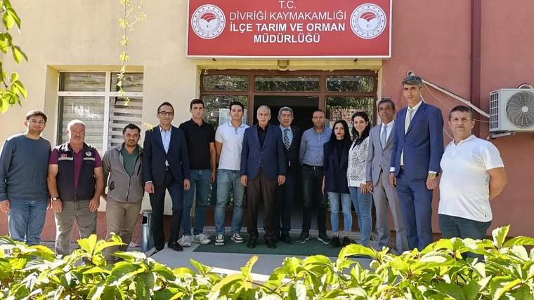 Divriği İlçe Tarım ve Orman Müdürlüğü önünde bir grup insan poz veriyor.