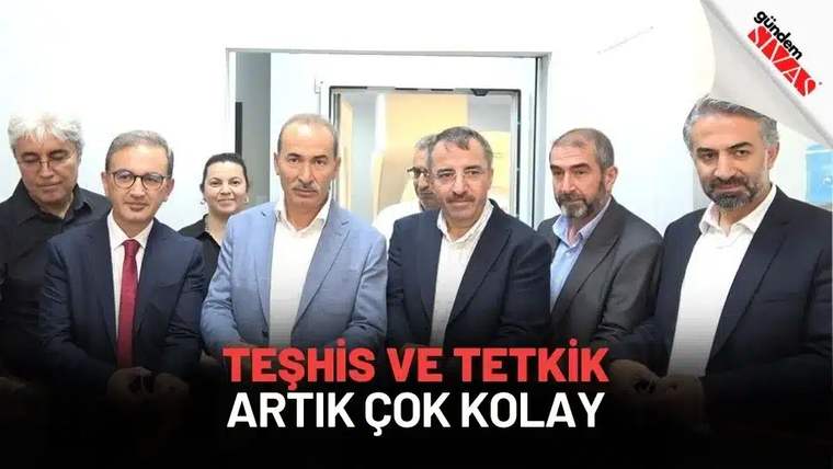 Bir kapı önünde yan yana duran beş erkek ve bir kadın ile görüntünün altında yer alan tanıtım yazısı görülüyor.