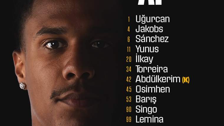 Yarısı gölgede kalan bir erkek yüzü yanında, futbolcu isimlerinin sıralandığı ilk 11 listesi bulunuyor.