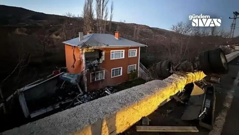 Sivas'ta Evin İkinci Katına Kamyon Çarptı