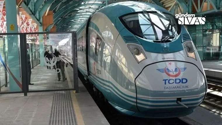 Sivas garında bekleyen bir yüksek hızlı tren, mavi ve beyaz renkte tasarlanmış.