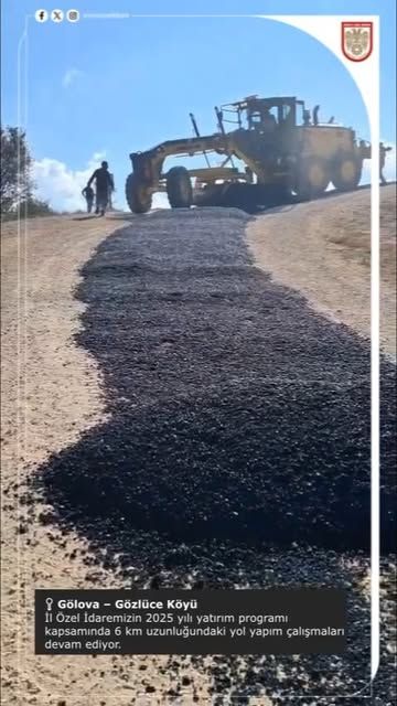 Asfalt kaplama yapılmış bir yol, yanlarında toprak alanlar bulunuyor.