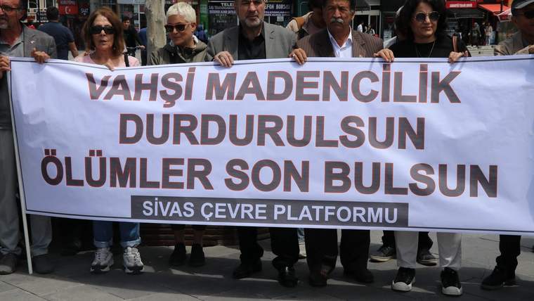 Bir grup kişi, üzerinde “Vahşi madencilik durdurulsun” yazan Sivas Çevre Platformu pankartını taşıyor.