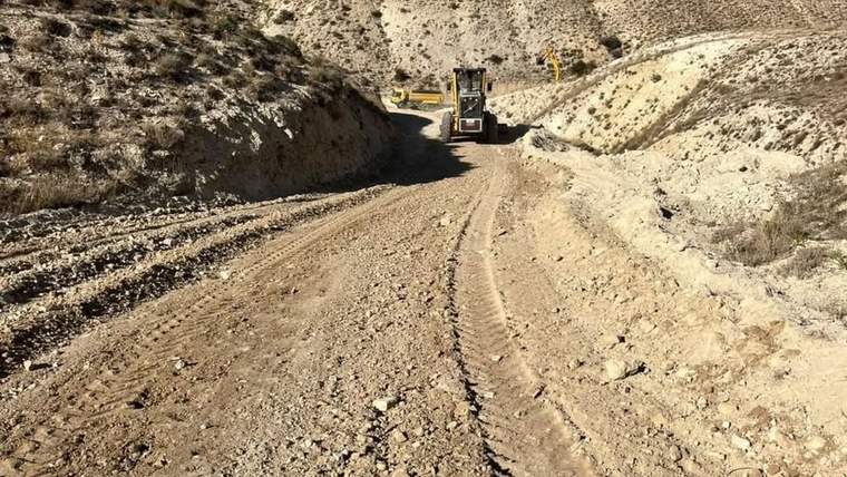 Kavak Köyü Kuzuluk Mezrası'nda stabilize yol çalışmaları yapılan toprak yol.