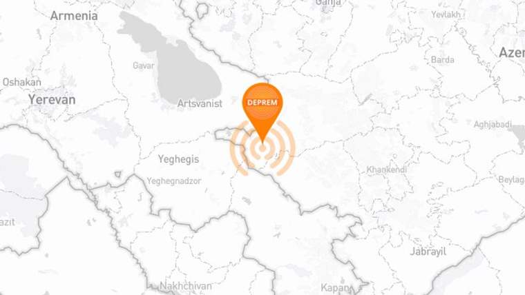 Iğdır ve çevresini gösteren bir harita üzerinde deprem simgesi ve dalga çizgileri yer alıyor.