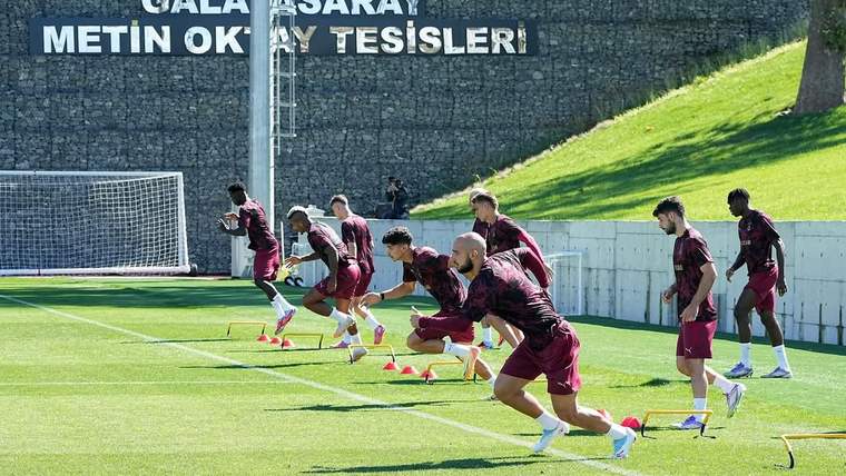 Galatasaray futbol takımı, antrenman sahasında koşu yapıyor.