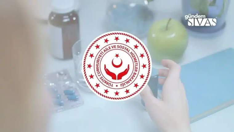 Masa üzerinde ilaç kutuları, şişeler ve yeşil elma bulunurken ortada Sağlık Bakanlığı logosu yer alıyor.
