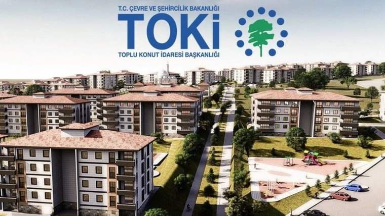 TOKİ logosunun yer aldığı bir görselde, çok katlı konut binaları ve yeşil alanlar görünmekte.