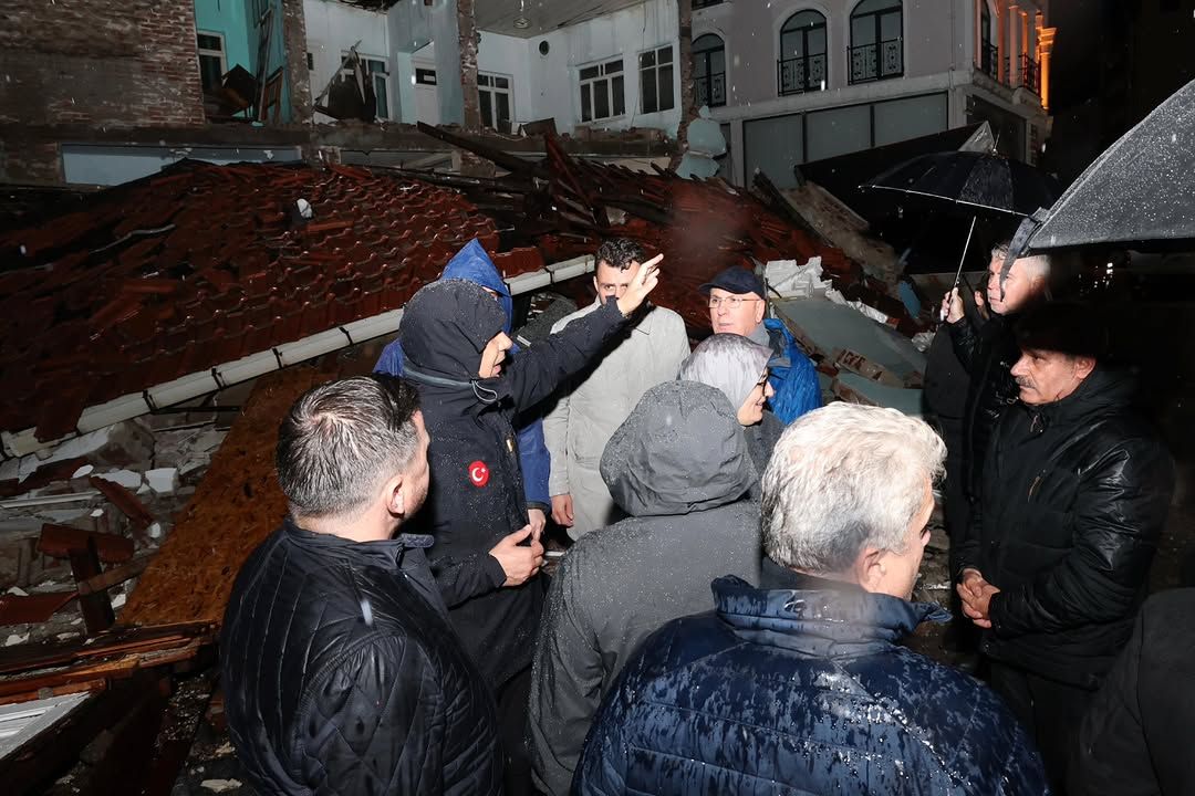 Bakan Yerlikaya Sındırgı'da Deprem İncelemelerinde Bulundu